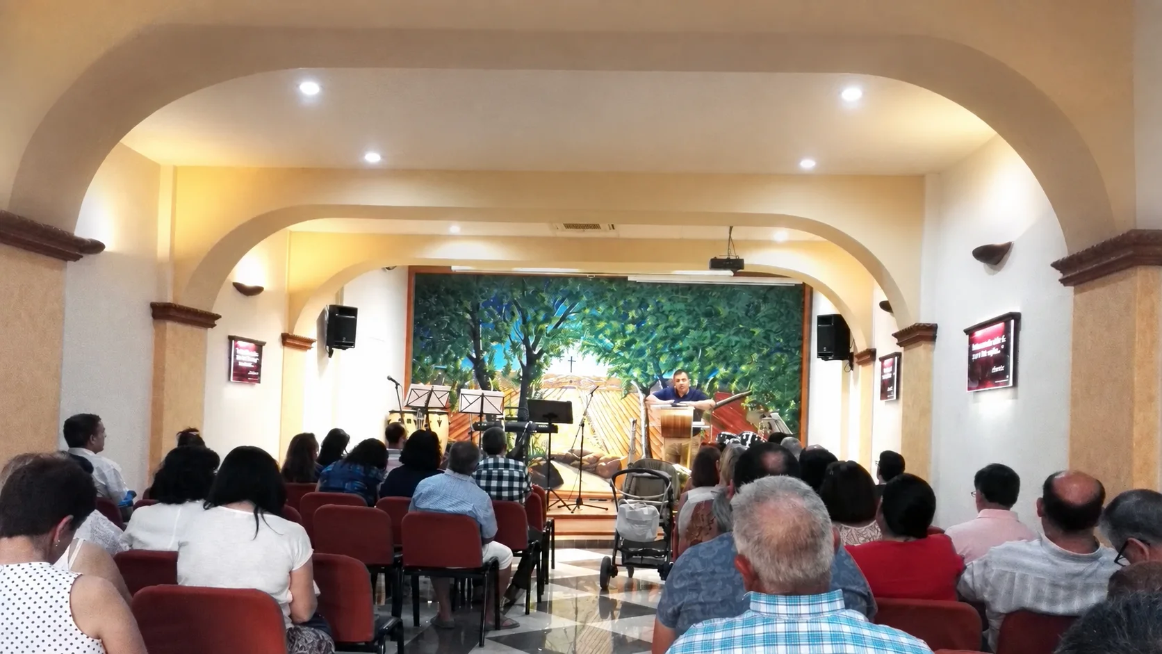 Congregación reunida en la iglesia